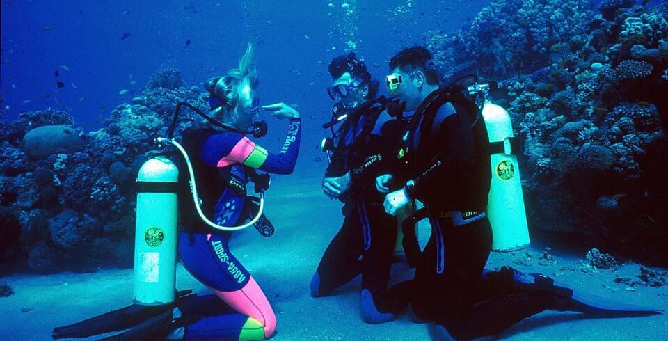 Gruppe von Tauchschülern unter Wasser im Roten Meer Hurghada
