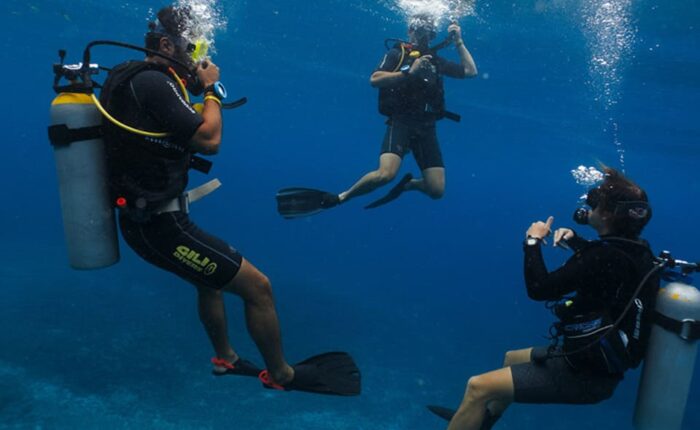 Tauchurlaub Hurghada – Tauchschüler beim Training im Roten Meer