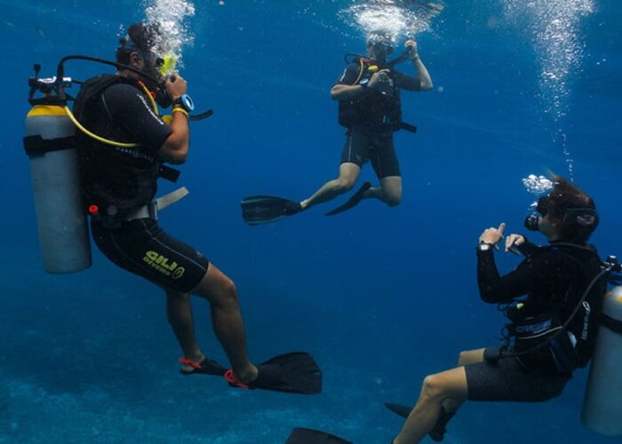 Tauchurlaub Hurghada – Tauchschüler beim Training im Roten Meer
